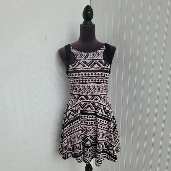 Material Girl Womens Mini Dress Juniors Blush Pink Black Sttetch Open Back Sz M - Picture 1 of 11